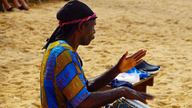 man music at Ocho Rios Beach, Jamaïque. damon on road